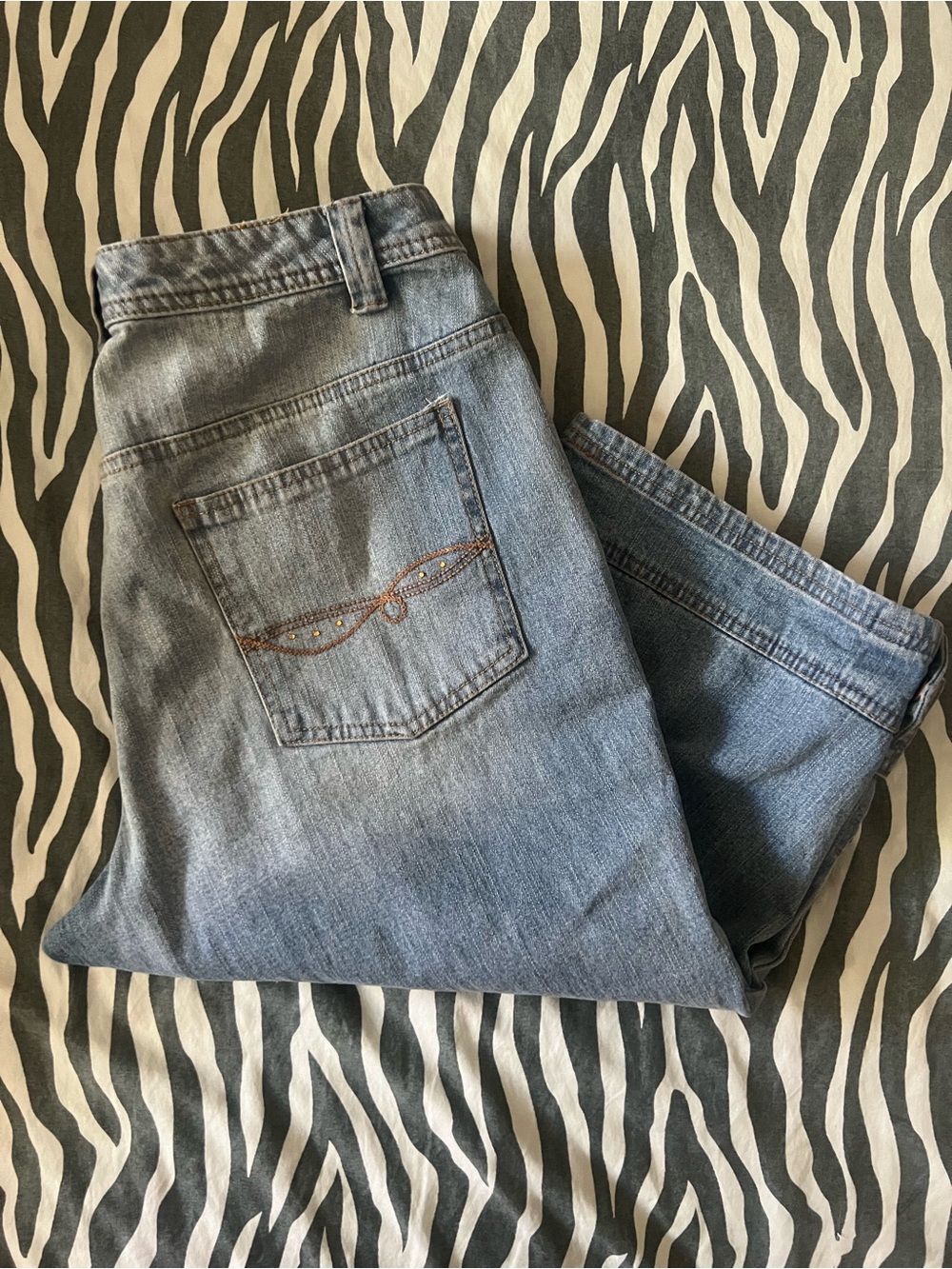 Venezia Faded Blue Relaxed Women’s Capris with Subtle Pocket Embellishment